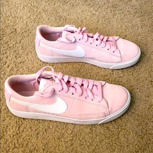 💞Nike women’s, suede shoe in light pink.💞
